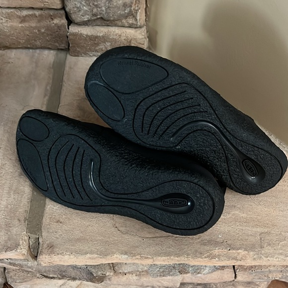 Keen shoes. Black size 9 1/2. New never been worn. - Picture 3 of 4